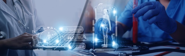 La mano del medico che lavora su un paziente esegue la scansione dei raggi x dell'assistenza sanitaria digitale e la connessione con le moderne icone dell'interfaccia dello schermo virtuale Tecnologia medica e concetto di rete