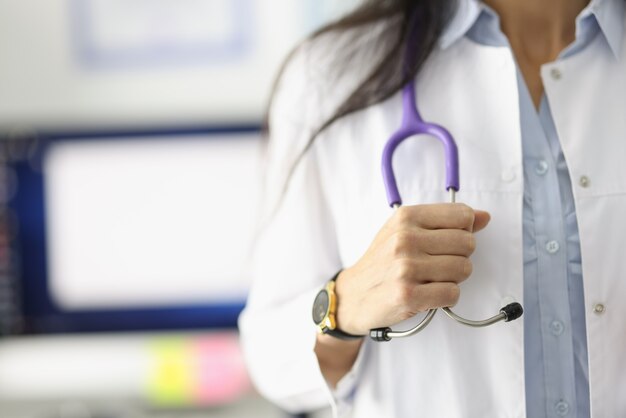 La mano del medico tiene lo stetoscopio in studio medico.