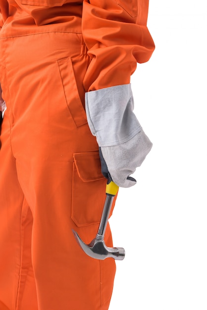 La mano del primo piano di una lavoratrice in Mechanic Jumpsuit sta tenendo il martello isolato su fondo bianco