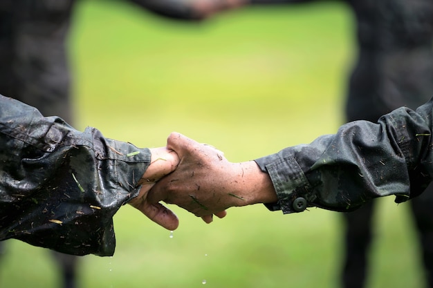 La mano del soldato monta il concetto di lavoro di squadra di riunione corporativa