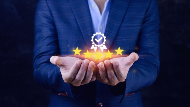 La mano dell'uomo d'affari mostra il segno del miglior servizio Garanzia di qualità 5 stelle Garanzia miglior prodotto Standard Certificazione ISO e concetto di standardizzazione