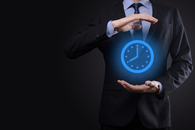 La mano dell'uomo d'affari tiene l'icona dell'orologio con la freccia. Esecuzione rapida del lavoro. La gestione del tempo aziendale e il tempo aziendale sono concetti di denaro.