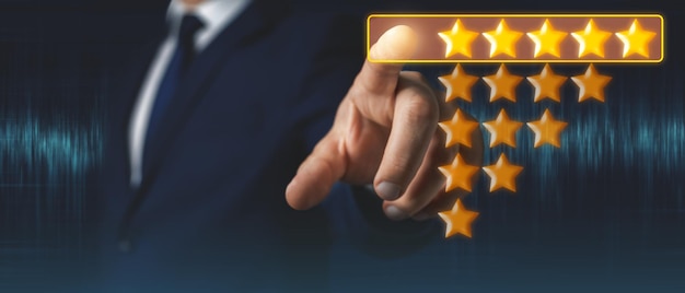 La mano dell'uomo d'affari tocca un feedback di valutazione a cinque stelle sullo schermo virtuale