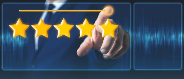 La mano dell'uomo d'affari tocca un feedback di valutazione a cinque stelle sullo schermo virtuale