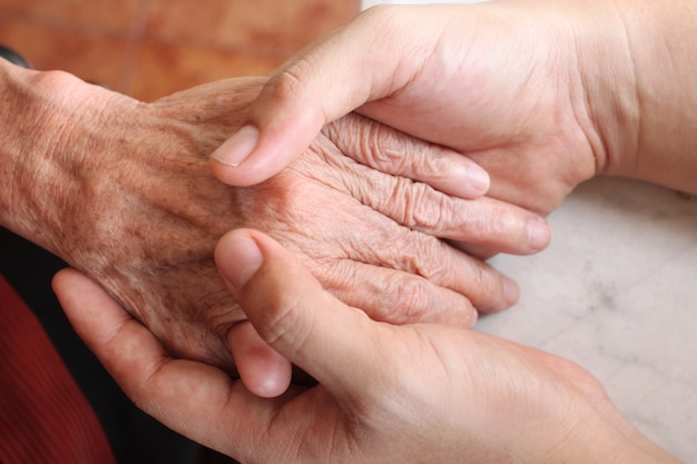 La mano dell&#39;uomo tiene in mano la vecchia.