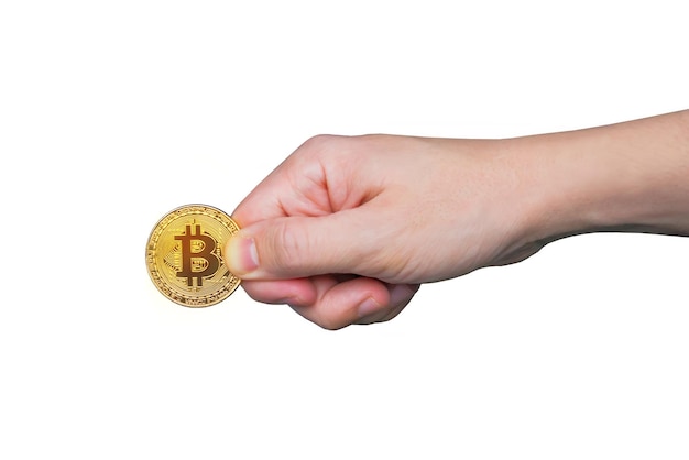 La mano dell'uomo tiene una moneta bitcoin moneta d'oro isolata su bianco