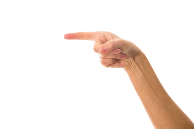 La mano della donna bianca che mostra il dito puntato su sfondo bianco in studio