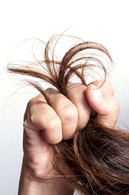 La mano della donna ha afferrato i capelli danneggiati