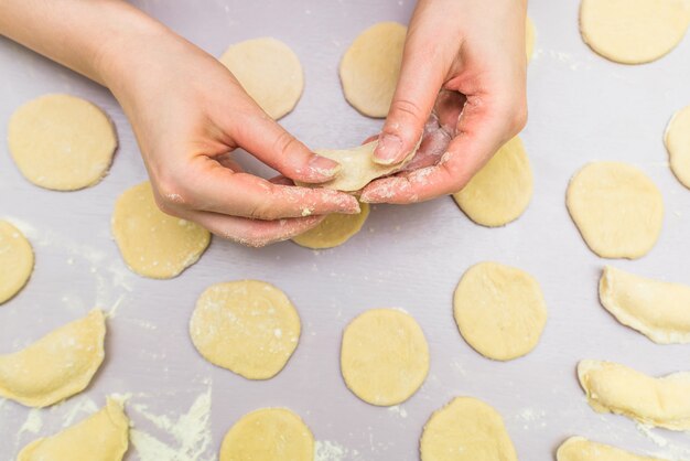 La mano della donna produce ravioli