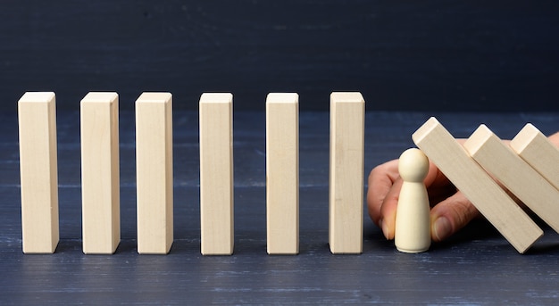 La mano della donna tra i blocchi di legno impedisce alla maggior parte di cadere