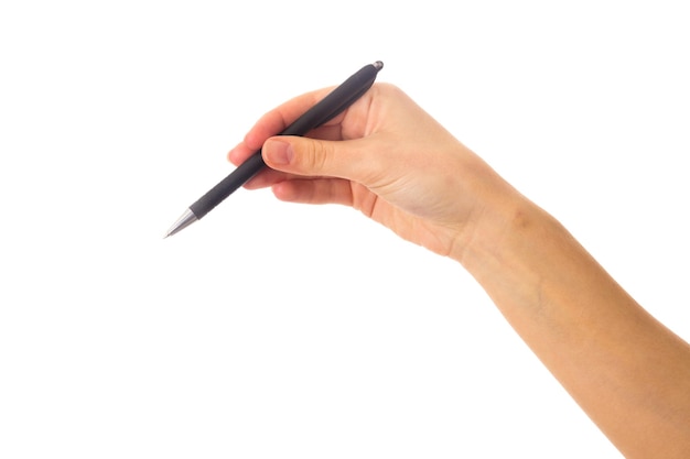 La mano della giovane donna bianca che tiene una penna nera su fondo bianco in studio