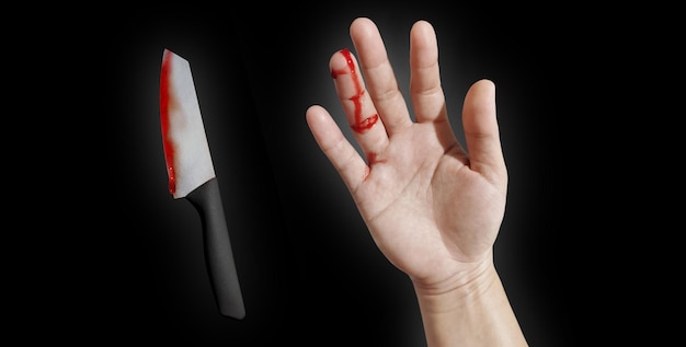 La mano della ragazza sanguinava dal dito e un coltello macchiato di sangue mostrava ferite accidentali su uno sfondo nero.