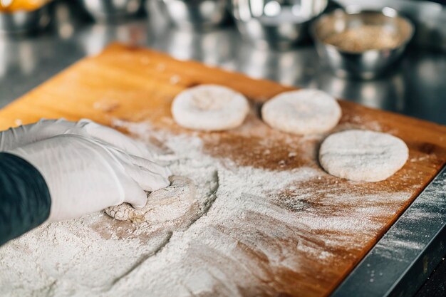 La mano dello chef che fa la pasta in un ristorante