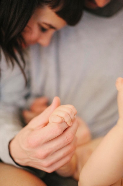 La mano di un padre che stringe la manina di un bambino nella sua