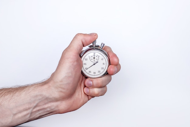 la mano di un uomo con un cronometro su uno sfondo bianco