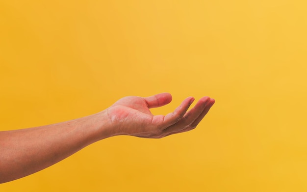 La mano di un uomo è aperta a sinistra del palmo.