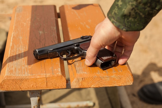 La mano di un uomo prende una pistola