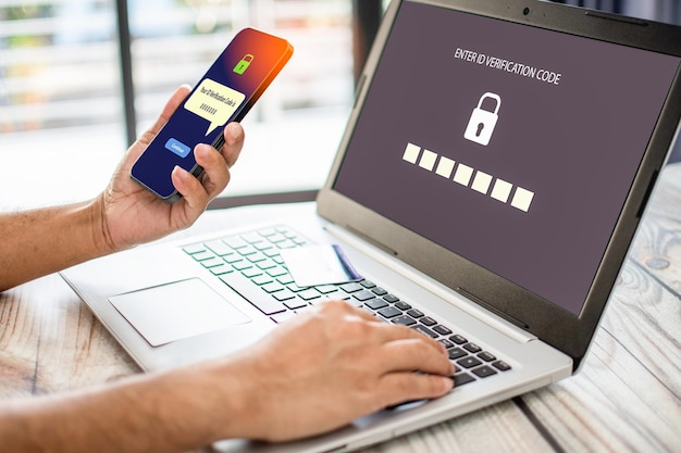La mano di un uomo tiene uno smartphone per il pagamento Le persone d'affari usano i laptop