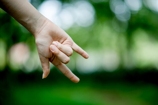 La mano di una bella ragazza