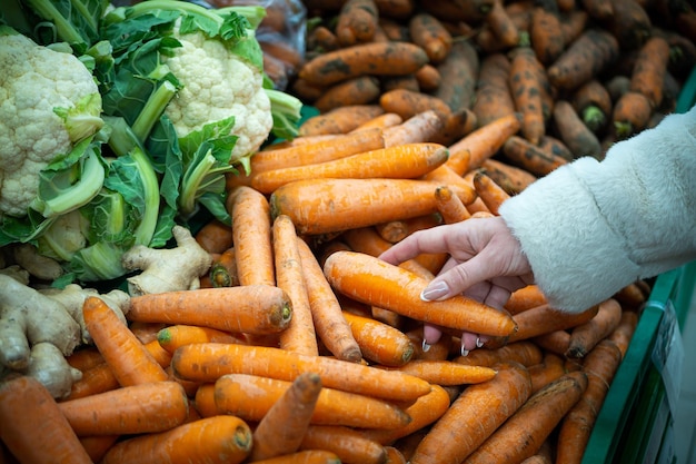 La mano di una donna che fa la spesa al supermercato