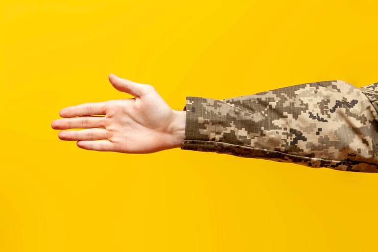 Foto la mano di una persona si estende a destra