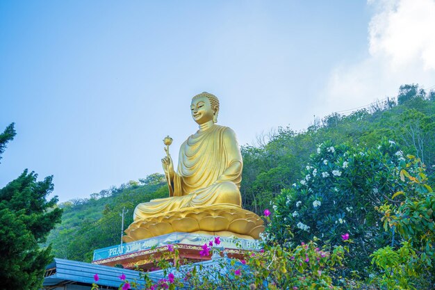 La mano dorata della statua del Buddha39 tiene il loto al monastero di Chon Khong