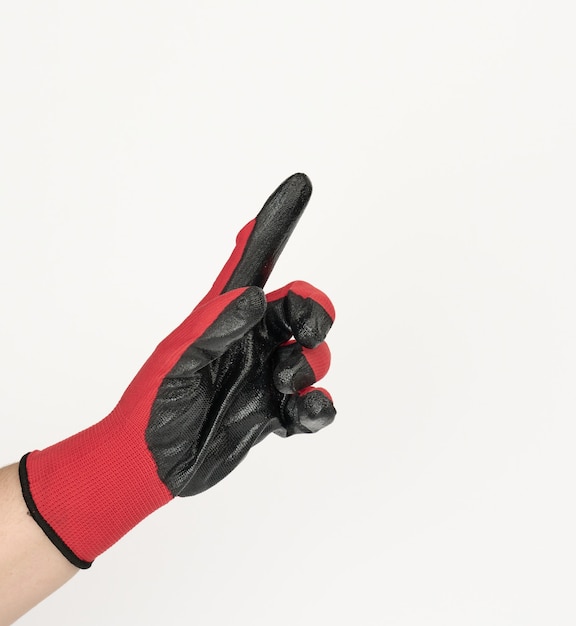 La mano in un guanto da lavoro in tessuto nero-rosso punta con il dito indice a lato su bianco