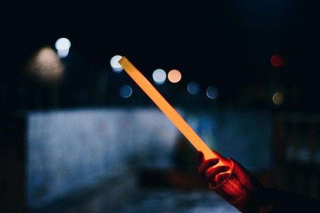 La mano tagliata che tiene la spada laser di notte