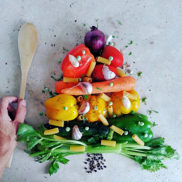 La mano tagliata dell'uomo ha sistemato il cibo sulla tavola.