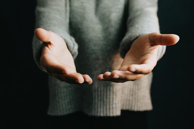 La mano tagliata di una donna che fa un gesto contro il muro