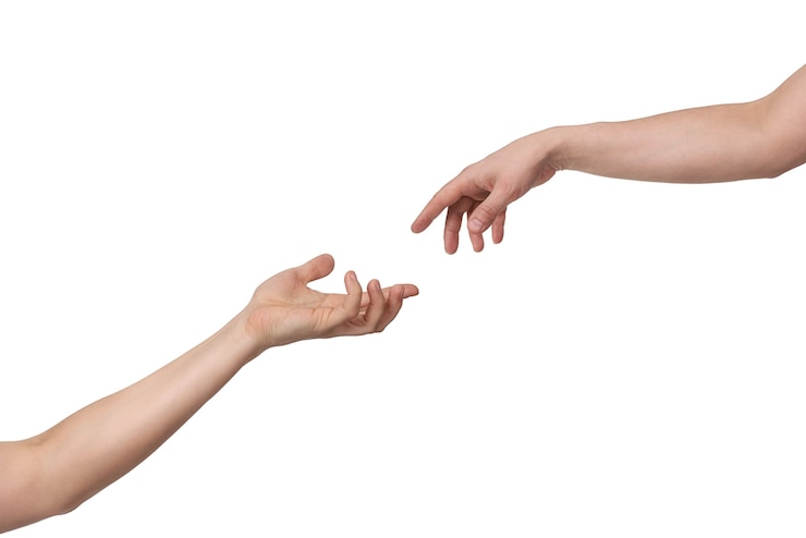 Foto la mano tesa dall'alto dimostra clemenza verso l'altra mano che chiede