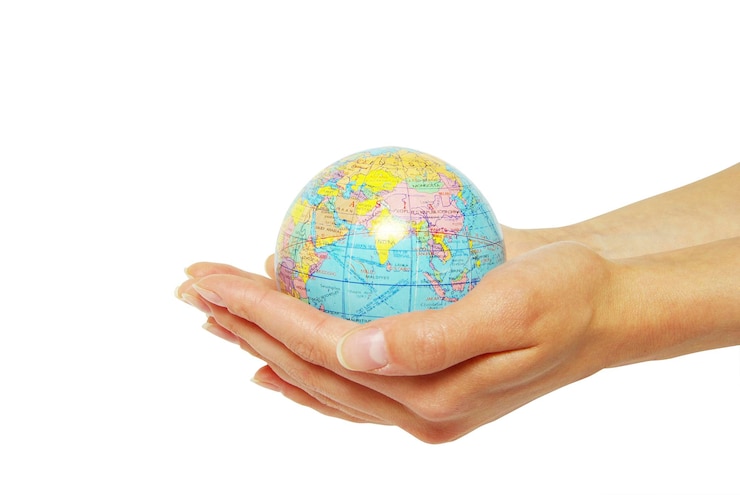 Foto la mano tiene un globo su un bianco