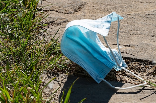 La maschera per il viso usata si trova per strada