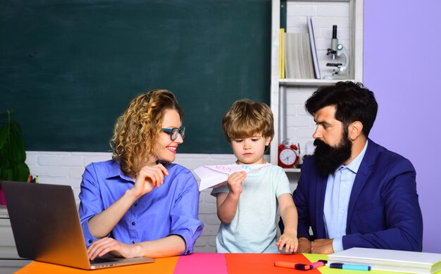 La matematica per i bambini che studiano a casa i genitori aiuta l'apprendimento dello scolaro della scuola familiare a casa del bambino del ragazzo