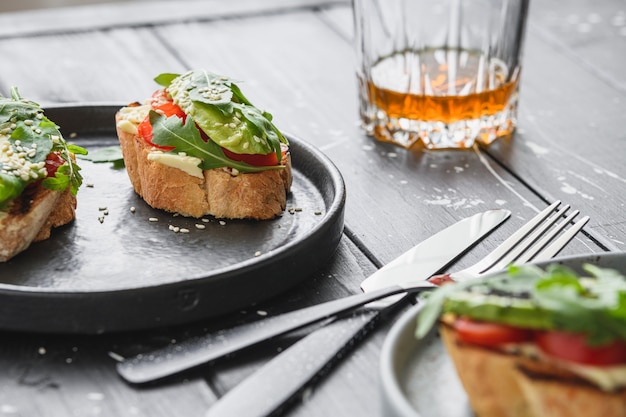 La mattina Colazione panino con avocado.