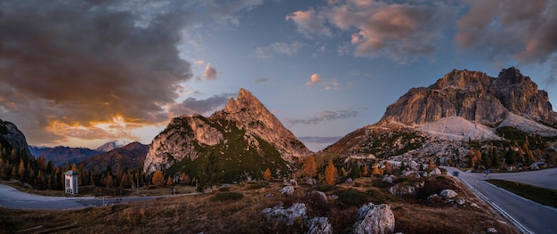 La mattina presto autunno Dolomiti alpine scena di montagna Passo Falzarego Italia