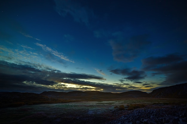 La mattina presto nella tundra di montagna. Paesaggio nel nord della Russia.