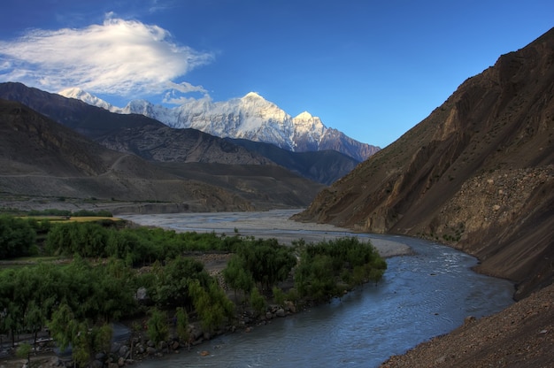 La mattina presto nella valle di KaliGandaki sotto le cime innevate dell'Annapurna North mountain