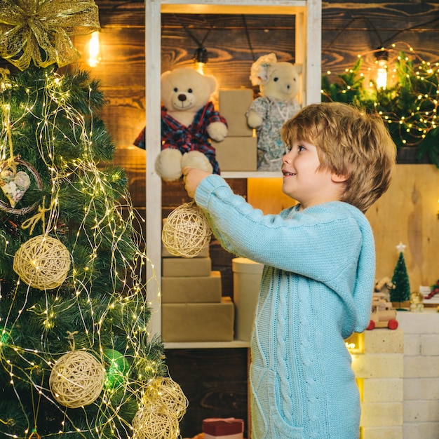 La mattina prima di natale bambino felice a casa atmosfera natalizia decorazioni natalizie