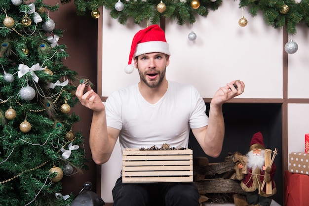 La mattina prima di Natale. consegna regali di natale. felice babbo natale. acquisti natalizi online. Scena del nuovo anno con regalo dell'albero. l'uomo in cappello della santa tiene il regalo di Natale. Buon Natale. cos'è questo.