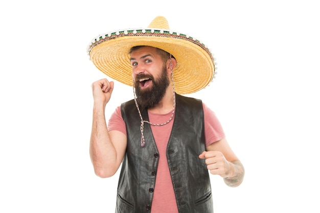 La melodia messicana lo guida. Il ragazzo allegro barbuto dell'uomo indossa il cappello messicano del sombrero. Festeggia la tradizionale festa messicana. Concetto di festa messicana. Ragazzo felice allegro vestito festivo pronto a festeggiare.