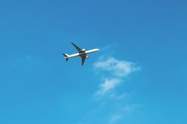 La messa a fuoco morbida mostra il movimento di un aeroplano che vola nel cielo