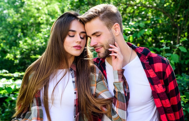 La mia coppia san valentino campeggio estivo nella foresta fine settimana in famiglia appuntamento romantico uomo e donna in camicia a scacchi rilassarsi nel parco coppia hipster coppia all'aperto innamorata escursionismo