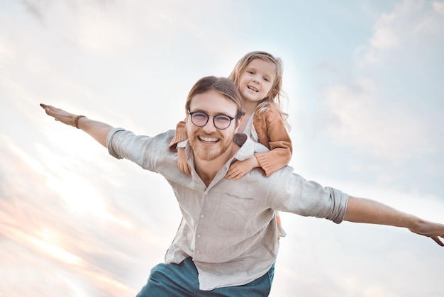 La mia definizione di divertimento è qualunque sia la sua. Inquadratura di un uomo che trascorre del tempo e sua figlia che trascorrono del tempo insieme in spiaggia