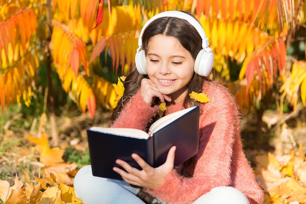 La mia storia d'autunno Bambino ascolta l'e-book con le cuffie Bambino si diverte a imparare nel parco autunnale E-book contiene molto che è importante per me