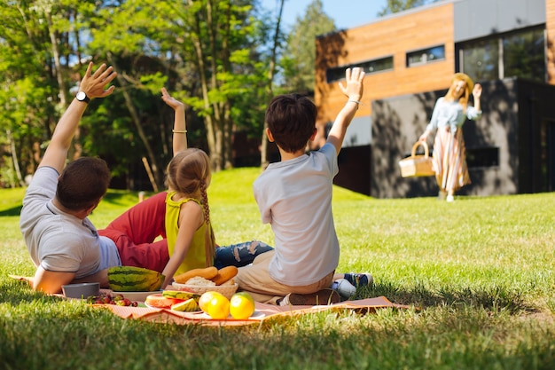 La migliore mamma. Affascinanti bambini piccoli che fanno un picnic e salutano la loro mamma