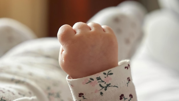 La minuscola mano del neonato si strinse a pugno in camera da letto