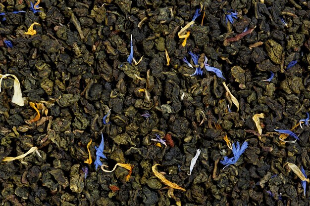 La miscela TIEGUANYIN tè oolong con petali di girasole di fragole selvatiche e fiordalisi