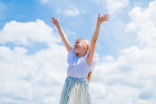 La moda è la sua vita il suo stile alla moda senso di libertà Moda alla moda bambino bambina bambino all'aperto elegante bambino carino in posa in primavera Estate divertimento e tempo libero concetto moda modello in posa