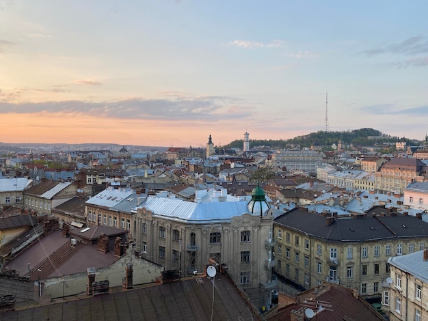 La moderna città di lviv nell'ucraina occidentale con l'antica architettura europea